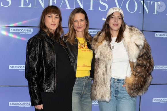 Elle a pris la pose avec Camille Cottin, Monia Chokri et Nathan Ambrosioni.

Juliette Armanet, Camille Cottin et Monia Chokri assistent à l'avant-première de 'Les enfants vont bien' au cinéma UGC Les Halles, à Paris, France, le 18 novembre 2025. Photo par Mireille Ampilhac/ABACAPRESS.COM