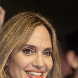 Angelina Jolie arrive sur le tapis rouge du 2025 Santa Barbara International Film Festival devant l'historique Arlington Theater pour recevoir son Modern Master Award à Santa Barbara. Le 5 février 2025.. Photo de Daniel A. Anderson/ZUMA Press Wire/ABACAPRESS.COM
