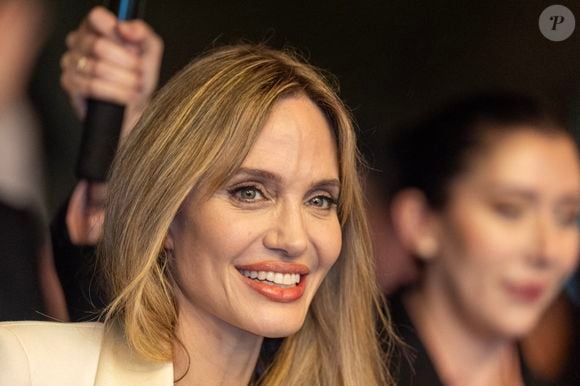 Angelina Jolie arrive sur le tapis rouge du 2025 Santa Barbara International Film Festival devant l'historique Arlington Theater pour recevoir son Modern Master Award à Santa Barbara. Le 5 février 2025.. Photo de Daniel A. Anderson/ZUMA Press Wire/ABACAPRESS.COM