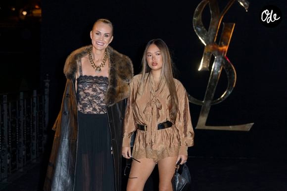 Laeticia Hallyday et sa fille Joy - Photocall du défilé Saint Laurent Collection Femme Prêt-à-Porter Printemps/Eté 2027 lors de la Fashion Week de Paris (PFW) à la Fontaine du Trocadéro, à Paris, France, le 29 septembre 2026. © Olivier Borde/Bestimage