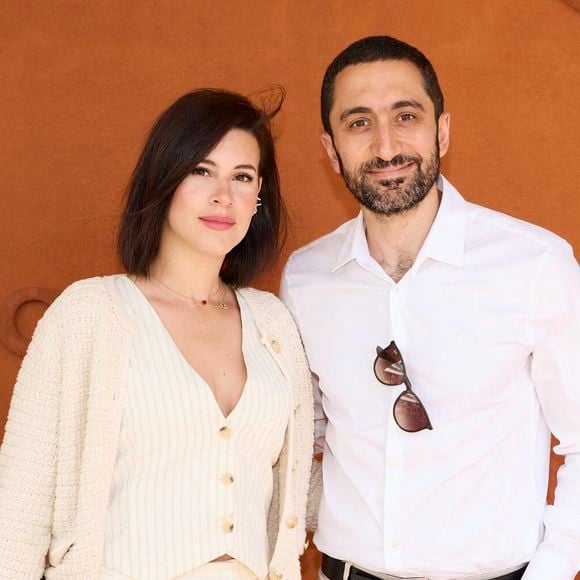 Et lorsqu'il n'est pas à l'antenne, il redevient ce père de trois enfants, nés de sa relation avec sa femme Souailla.

Jimmy Mohamed et sa femme Souailla au village lors des Internationaux de France de tennis de Roland Garros 2024, à Paris, France, le 26 mai 2024.
© Jacovides-Moreau/Bestimage