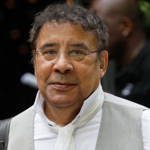 Dans une récente interview accordée à "La DH", il admet devoir "gérer" en permanence cette gêne, qui pourrait à terme compromettre sa capacité à jouer de la guitare, instrument auquel il est attaché depuis plus de soixante ans. 

Exclusif - Laurent Voulzy - Arrivées à l'enregistrement de l'émission "Vivement Dimanche" au Studio Gabriel à Paris, diffusée le 24 avril sur France 2. Le 19 avril 2022 © Christophe Clovis / Bestimage