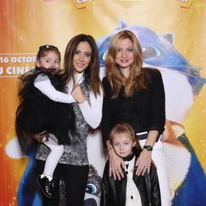 Si elle n'a jamais révélé l'identité du papa, l'actrice de Sections de Recherches partage régulièrement des clichés de sa fille sur Instagram notamment lors d'événements importants. 

Fabienne Carat avec sa soeur Carole Carat et leurs filles Céleste et Victoire - Avant-première du film d'animation "Croquette le chat merveilleux' au cinéma Pathé Beaugrenelle à Paris le 13 Octobre 2024. © Denis Guignebourg/BestImage