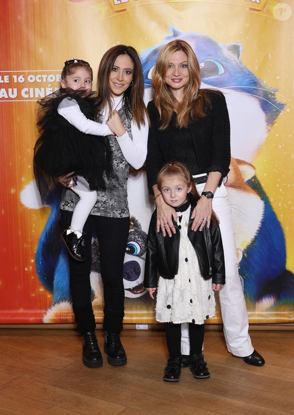 Si elle n'a jamais révélé l'identité du papa, l'actrice de Sections de Recherches partage régulièrement des clichés de sa fille sur Instagram notamment lors d'événements importants. 

Fabienne Carat avec sa soeur Carole Carat et leurs filles Céleste et Victoire - Avant-première du film d'animation "Croquette le chat merveilleux' au cinéma Pathé Beaugrenelle à Paris le 13 Octobre 2024. © Denis Guignebourg/BestImage
