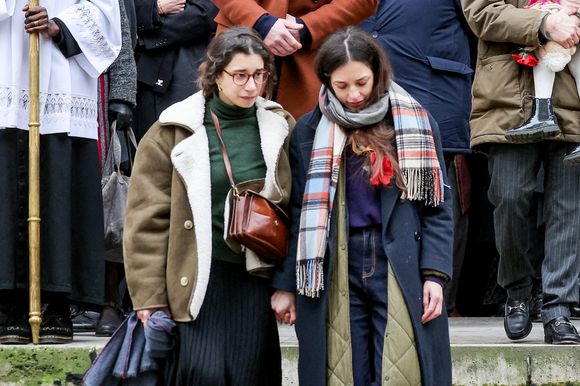Pia Laborde et Gabrièle Laborde, les filles de C.Laborde - Sortie des obsèques de Catherine Laborde en l’église Saint-Roch à Paris, le 6 février 2025. Décédée le 28 janvier 2025 à l'âge de 73 ans, l'ancienne présentatrice météo de TF1 (1988 - 2017) était atteinte de la maladie neurodégénérative à corps de Lewy. 
© Jacovides - Moreau / Bestimage