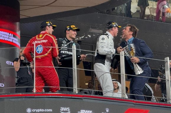 Brad Pitt et Javier Bardem tournent une scène d'un film sur la Formule 1 à Abu Dhabi.