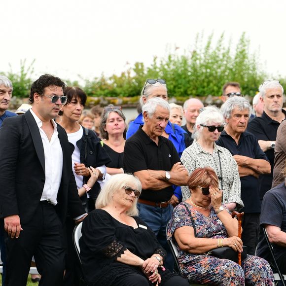Jean-Pierre Danel, le fils du défunt, et sa mère Margit, Bernard Sauvat, Herbert Léonard - Obsèques de Pascal Danel au cimetière de Bazoches-sur-le-Betez, le 31 juillet 2024. Sa famille et ses amis dont L.Voulzy, H.Léonard et B.Sauvat sont venus lui rendre un dernier hommage. Pascal Danel est décédé le 25 juillet 2024, victime d’un malaise cardiaque après une opération, à l'âge de 80 ans.
© Romain Doucelin / Bestimage