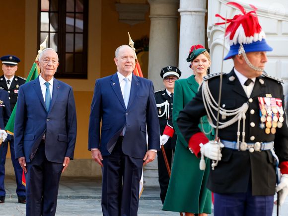 Marcelo Rebelo de Sousa, président du Portugal, le prince Albert II de Monaco et la princesse Charlène de Monaco - Le prince de Monaco et la princesse de Monaco accueillent le président du Portugal, dans la cours d'honneur du Palais Princier à Monaco, le 21 novembre 2025. Le chef d'Etat portugais est en visite officielle en principauté. © Bruno Bebert / Bestimage