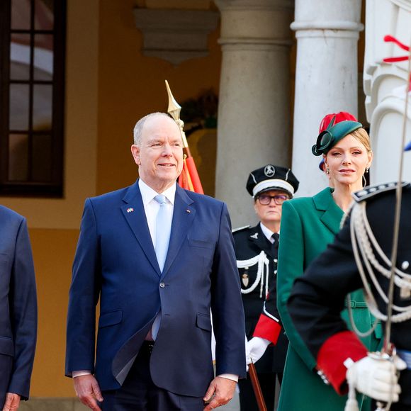 Marcelo Rebelo de Sousa, président du Portugal, le prince Albert II de Monaco et la princesse Charlène de Monaco - Le prince de Monaco et la princesse de Monaco accueillent le président du Portugal, dans la cours d'honneur du Palais Princier à Monaco, le 21 novembre 2025. Le chef d'Etat portugais est en visite officielle en principauté. © Bruno Bebert / Bestimage
