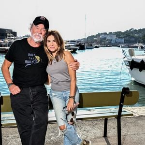 D’origine grecque, sa compagne est réalisatrice, comédienne et chanteuse.

Olivier Marchal et sa compagne Despina Athanassisadis pour l'inauguration du Banc d'Olivier Marchal durant le 1er Festival du Film Français Cassis - Plans Séquences à Cassis, le 16 octobre 2026.

© Bruno Bebert/Bestimage
