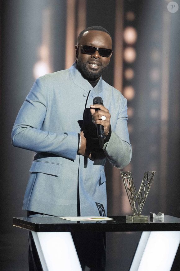 Maitre Gims célèbre après avoir reçu le prix de l'artiste masculin de l'année lors de la 40ème édition des Victoires de la Musique à La Seine Musicale le 14 février 2025 à Boulogne-Billancourt, France. Photo by David NIVIERE/ABACAPRESS.COM