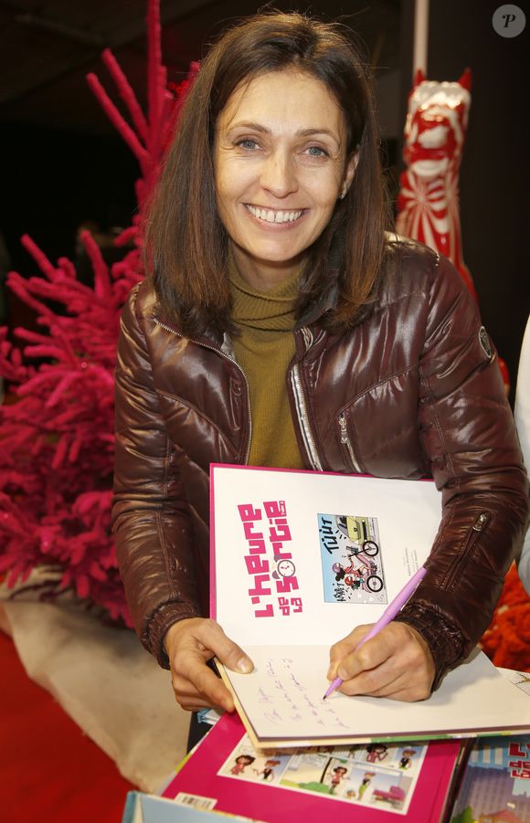 Adeline Blondieau dédicace ses livres dont le dernier "Le yoga des enfants" au marché de Noël de la Défense le 14 Décembre 2019. © Christophe Aubert via Bestimage