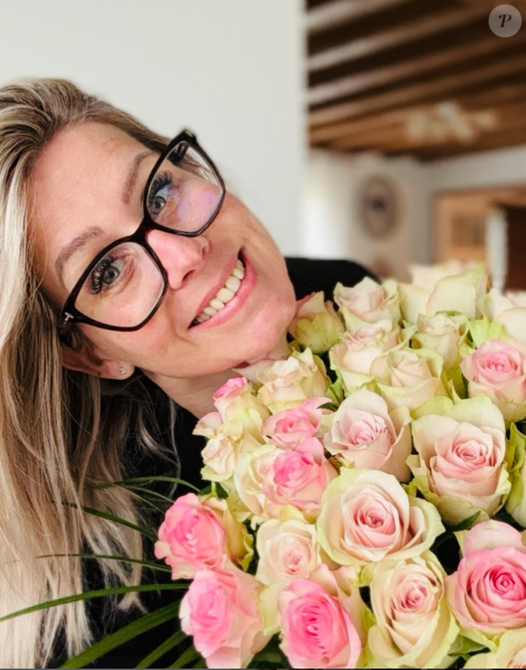 Il ne s'agit pas d'un nouvel enfant mais bien d'un petit lapin prénommé Ponpon et qui a fait fondre toute la famille ! 

Mélanie Gonzalez de "Familles nombreuses" sur Instagram @famille.gonzalez.officiel