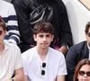 Patrick Bruel et ses fils Oscar et Léon dans les tribunes lors des Internationaux de France de Tennis de Roland Garros 2025. Paris, le 1er Juin 2025. © Dominique Jacovides/Bestimage