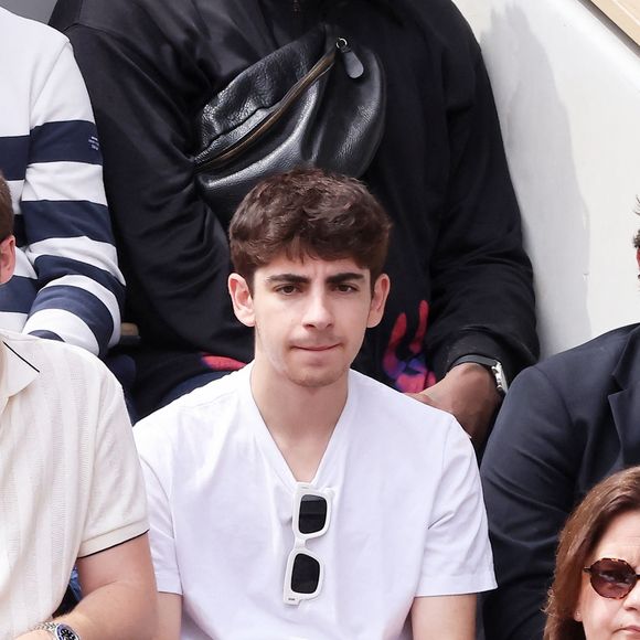 Patrick Bruel et ses fils Oscar et Léon dans les tribunes lors des Internationaux de France de Tennis de Roland Garros 2025. Paris, le 1er Juin 2025. © Dominique Jacovides/Bestimage
