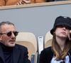 Elie Semoun et sa compagne Aude dans les tribunes au même moment dans les tribunes des Internationaux de France de tennis de Roland Garros 2024 à Paris, France, le 2 juin 2024. © Jacovides-Moreau/Bestimage