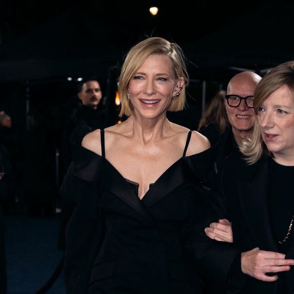 Arrivée de Cate Blanchett à la prestigieuse cérémonie des Fashion Awards à Londres. Le 1er décembre 2025. © Backgrid UK/ Bestimage
