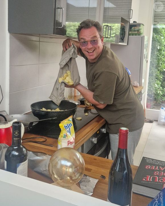 Avant de fouler les plateaux de télévision et de s'imposer comme l'une des figures montantes de l'humour français, le quadragénaire a connu une immersion totale dans la vie active, loin des projecteurs comme le racontent nos confrères de "Paris Match"

Yann Guillarmé Instagram