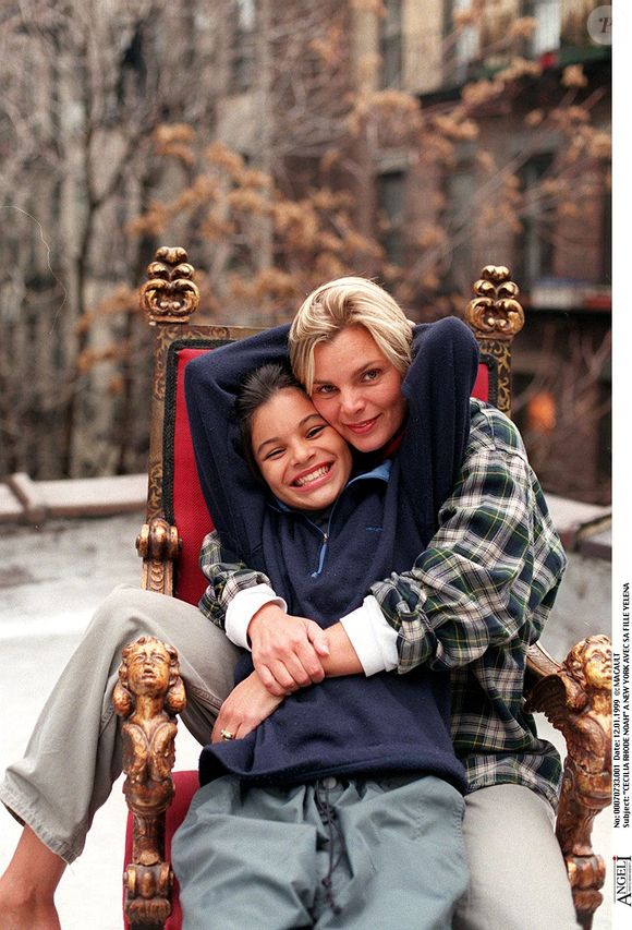 Cecilia Rodhe Noah à New York avec sa fille Yelena, souriante — plan américain.

JEAN LOUIS MACAULT / BESTIMAGE
