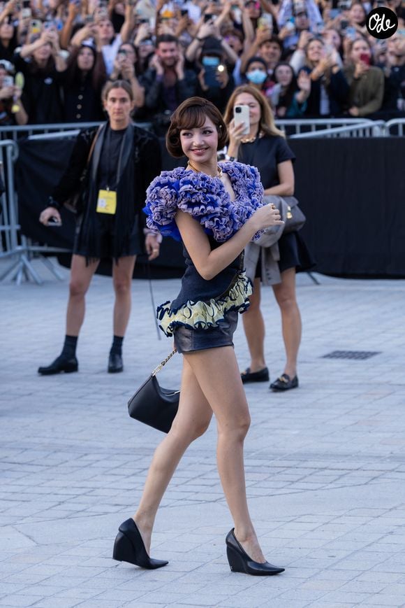 Au delà de son look, l'artiste, aussi connue sous le nom "Lalisa", s'est distinguée par un choix beauté audacieux sur le bout de ses doigts.

Lisa au défilé Louis Vuitton "Collection Femme Prêt-à-Porter Printemps/Eté 2026" lors de la Fashion Week de Paris, le 6 octobre 2026.

 © Florian Lavielle / Bestimage