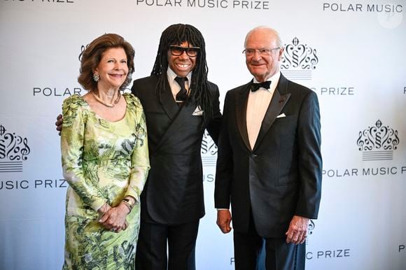 Le lauréat Nile Rodgers en compagnie de la reine Silvia et du roi Carl XVI Gustaf après la cérémonie de remise du prix Polar Prize 2024 au Grand Hotel de Stockholm, Suède, le 21 mai 2024.