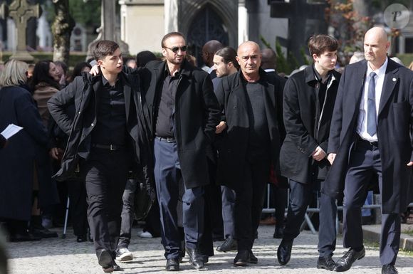 Michel Ferracci et ses fils Enzo et Mael arrivent à l'enterrement de l'actrice belge Emilie Dequenne au crématorium du cimetière du Père Lachaise à Paris, France, le 26 mars 2025. Emilie Dequenne, qui avait remporté le prix de la meilleure actrice au Festival de Cannes en 1999 pour son premier rôle dans le film Rosetta des Dardenne, est décédée à l'âge de 43 ans des suites d'un cancer rare des glandes surrénales. Photo by Nasser Berzane/ABACAPRESS.COM
