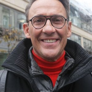Julien Courbet possède une maison au Canon, sur la presqu'île du Cap Ferret, où il aime se ressourcer loin de l'agitation parisienne.
Julien Courbet à la sortie des studios de radio de l'émission "Les Grosses Têtes" à Paris. © Jonathan Rebboah / Panoramic / Bestimage