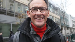 Julien Courbet : Sa maison en lisière de forêt sur la presqu’île du Cap Ferret rappelle “les cabanes de pêcheur”