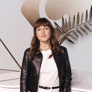 Face à son nouveau-né, l’artiste a dit se sentir "totalement désarmée" et prête à tout apprendre de ce bébé "qui fait cinquante-trois centimètres".

Exclusif - Juliette Armanet pose en backstage de l'émission "C à vous" lors du 78ème Festival International du Film de Cannes le 14 mai 2025. © Jack Tribeca / Bestimage