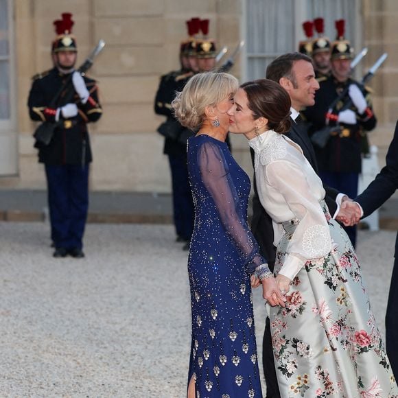 Accueil de leurs Majestés le roi Frederik et la reine Mary de Danemark par le président de la République française Emmanuel Macron et de sa femme la Première Dame française Brigitte Macron pour le dîner d’Etat, dans la cour d'Honneur du palais présidentiel de l’Elysée, à Paris, France, le 31 mars 2025, pour une visite d'État de trois jours. © Cyril Moreau/Bestimage