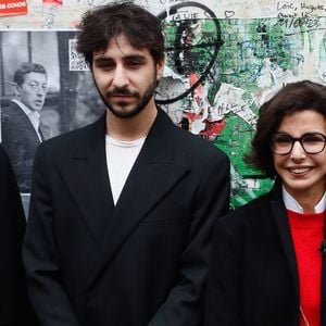 Les visiteurs peuvent ensuite découvrir le musée, qui rassemble environ 400 œuvres emblématiques, avant de poursuivre la soirée au Gainsbarre, inspiré de l’univers des anciens bars et cabarets fréquentés par Serge Gainsbourg.

Ben Attal, Rachida Dati (ministre de la culture), Charlotte Gainsbourg lors de la cérémonie de dévoilement de la plaque "Maison des Illustres" de la Maison Gainsbourg à Paris, France, le 2 avril 2024. © Christophe Clovis/Bestimage