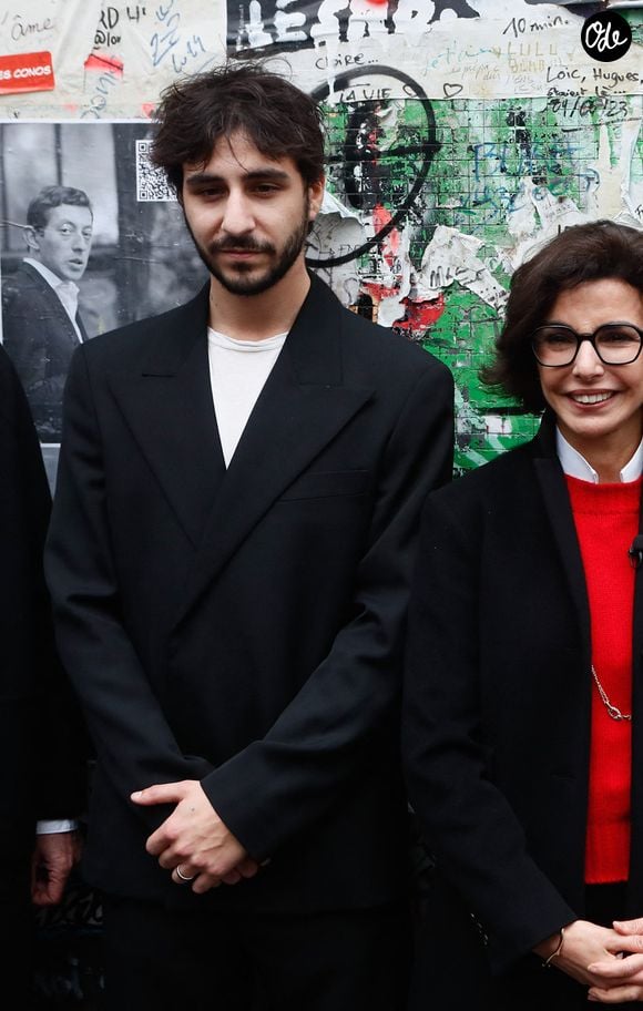 Les visiteurs peuvent ensuite découvrir le musée, qui rassemble environ 400 œuvres emblématiques, avant de poursuivre la soirée au Gainsbarre, inspiré de l’univers des anciens bars et cabarets fréquentés par Serge Gainsbourg.

Ben Attal, Rachida Dati (ministre de la culture), Charlotte Gainsbourg lors de la cérémonie de dévoilement de la plaque "Maison des Illustres" de la Maison Gainsbourg à Paris, France, le 2 avril 2024. © Christophe Clovis/Bestimage