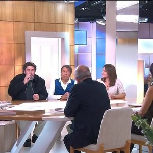 Laurent Voulzy a expliqué qu’à l’époque, lui et Souchon n’avaient demandé aucune autorisation, pensant naïvement que les ayants droit toucheraient automatiquement leurs parts.

Laurent Voulzy, Anne-Elisabeth Lemoine, Artus et Julia Vignali sur le plateau de "C à vous" sur France 5 le 11 décembre 2025

Capture d'écran France 5