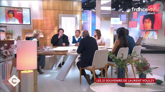 Laurent Voulzy a expliqué qu’à l’époque, lui et Souchon n’avaient demandé aucune autorisation, pensant naïvement que les ayants droit toucheraient automatiquement leurs parts.

Laurent Voulzy, Anne-Elisabeth Lemoine, Artus et Julia Vignali sur le plateau de "C à vous" sur France 5 le 11 décembre 2025

Capture d'écran France 5