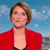 Mélanie Taravant, joker de Julian Bugier au JT de France 2, ose une couleur forte : sa tenue à moins de 80 euros lui va comme un gant