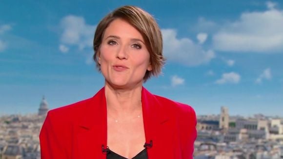 Mélanie Taravant, joker de Julian Bugier au JT de France 2, ose une couleur forte : sa tenue à moins de 80 euros lui va comme un gant