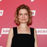Sarah Biasini, la fille de Romy Schneider, fait salle comble au théâtre avec un autre "fils de"