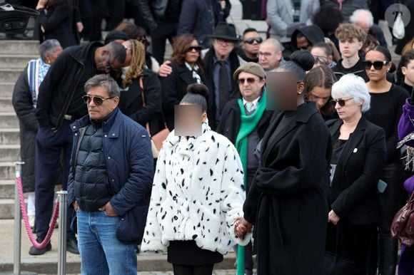 Iris et Maya, les filles de la défunte, Choukri Gabteni - Sorties des obsèques d’Isabelle Mergault à la Coupole du Père-Lachaise à Paris le 30 mars 2026. © Cyril Moreau - Dominique Jacovides / Bestimage