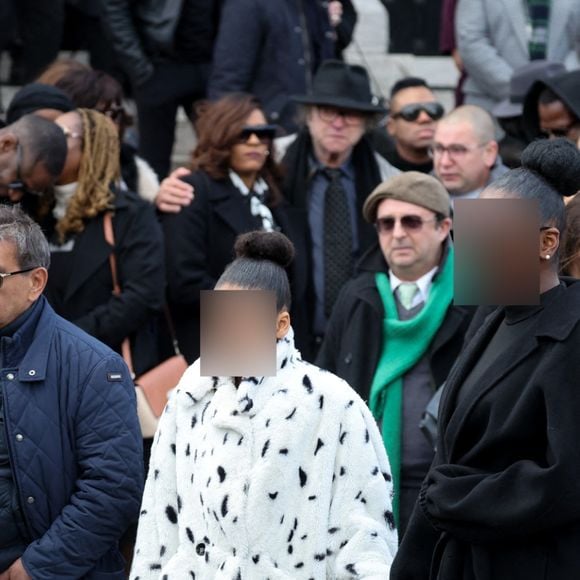 Iris et Maya, les filles de la défunte, Choukri Gabteni - Sorties des obsèques d’Isabelle Mergault à la Coupole du Père-Lachaise à Paris le 30 mars 2026. © Cyril Moreau - Dominique Jacovides / Bestimage