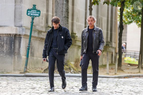 Paul Belmondo et son fils Alessandro Belmondo - Sorties des obsèques d’Alain Belmondo au crématorium du Père-Lachaise à Paris, France, le 4 septembre 2025. © Dominique Jacovides/Bestimage