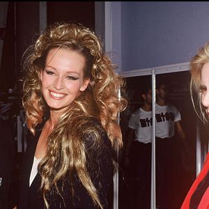 Ce même 27 juin, date symbolique dédiée à la lutte contre l’abandon des animaux, Estelle Lefébure a elle aussi pris la parole sur Instagram.

Archives : David Hallyday, Sylvie Vartan et Estelle Lefébure au défilé de mode Thierry Mugler en 1990 à Paris RINDOFF-GARCIA / BESTIMAGE