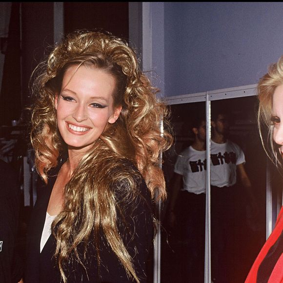 Ce même 27 juin, date symbolique dédiée à la lutte contre l’abandon des animaux, Estelle Lefébure a elle aussi pris la parole sur Instagram.

Archives : David Hallyday, Sylvie Vartan et Estelle Lefébure au défilé de mode Thierry Mugler en 1990 à Paris RINDOFF-GARCIA / BESTIMAGE