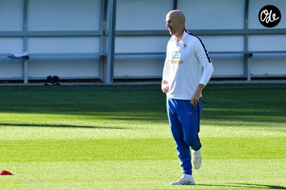 Zinédine Zidane - Entraînement de l'équipe de France en préparation de la Ligue des nations de l'UEFA 2026 au Centre national de Clairefontaine le 21 septembre 2026. © Baptiste Autissier/PsnewZ/Bestimage