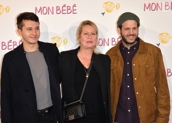 Luana Belmondo entre ses fils Giacomo Belmondo et Alessandro Belmondo à l'avant-première du film "Mon Bébé" au cinéma Gaumont Opéra (côté Capucines) à Paris, France, le 11 mars 2019. © Veeren/Bestimage