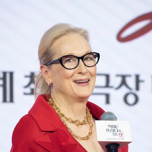 Récemment, lors de son apparition dans le Late Show with Stephen Colbert, l'icône de 76 ans, Meryl Streep, a elle-même fait un clin d'œil à son personnage en arborant un pull J.Crew presque identique à celui qu'elle méprisait si ouvertement à l'écran et que portait Anne Hathaway.
L'actrice Meryl Streep lors d'une conférence de presse pour la comédie dramatique "Le Diable s'habille en Prada 2" à Séoul, Corée du Sud. 8 avril 2026 (Photo by Lee Jae-Won/AFLO)