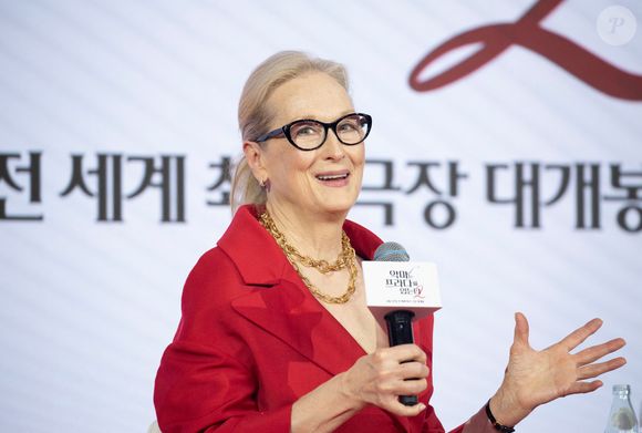 Récemment, lors de son apparition dans le Late Show with Stephen Colbert, l'icône de 76 ans, Meryl Streep, a elle-même fait un clin d'œil à son personnage en arborant un pull J.Crew presque identique à celui qu'elle méprisait si ouvertement à l'écran et que portait Anne Hathaway.

L'actrice Meryl Streep lors d'une conférence de presse pour la comédie dramatique "Le Diable s'habille en Prada 2" à Séoul, Corée du Sud. 8 avril 2026 (Photo by Lee Jae-Won/AFLO)