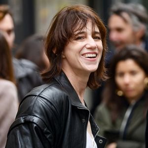 Charlotte Gainsbourg lors de la cérémonie de dévoilement de la plaque "Maison des Illustres" de la Maison Gainsbourg à Paris, France, le 2 avril 2024. © Christophe Clovis/Bestimage
