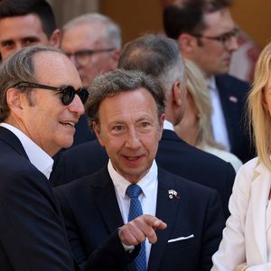 Xavier Niel, sa compagne Delphine Arnault avec Stéphane Bern lors de l'accueil du couple présidentiel français par le couple princier de Monaco au palais princier le 7 juin 2025

© Dominique Jacovides / Bestimage