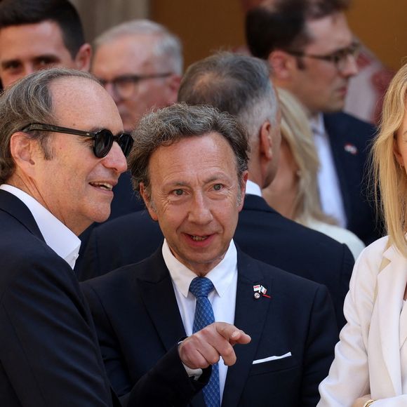 Xavier Niel, sa compagne Delphine Arnault avec Stéphane Bern lors de l'accueil du couple présidentiel français par le couple princier de Monaco au palais princier le 7 juin 2025

© Dominique Jacovides / Bestimage
