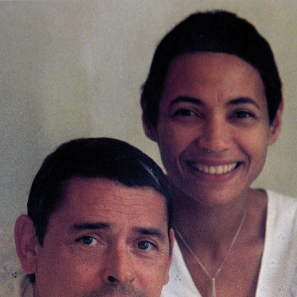 Maddly Bamy est la dernière compagne de Jacques Brel. L’entente entre elle et la famille du chanteur n’était manifestement pas au beau fixe, si l’on en croit France.

Archives - Collection particuliere de Maddly Bamy - Voyage de Jacques Brel et sa compagne Maddly Bamy en voilier, "L'Askoy II", jusqu'aux iles Marquises. ©Collection particuliere Maddly Bamy / IMAGEBUZZ / BESTIMAGE